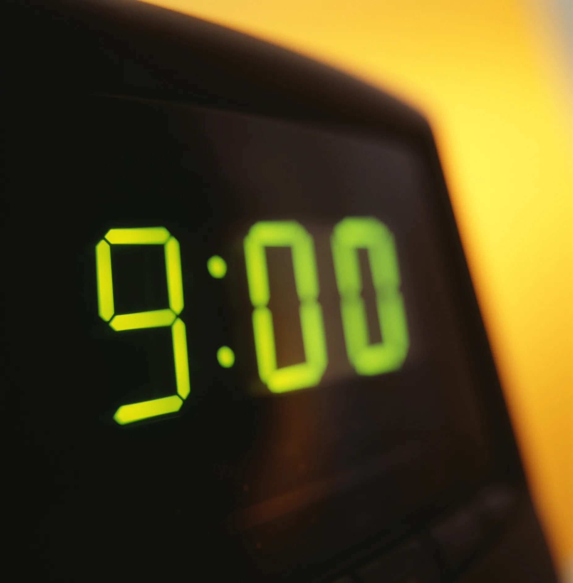 Электронные часы на главный экран. 4. Устройство электронных часов. Причина отставания цифровые электронных часов. Сломанные электронные часы.