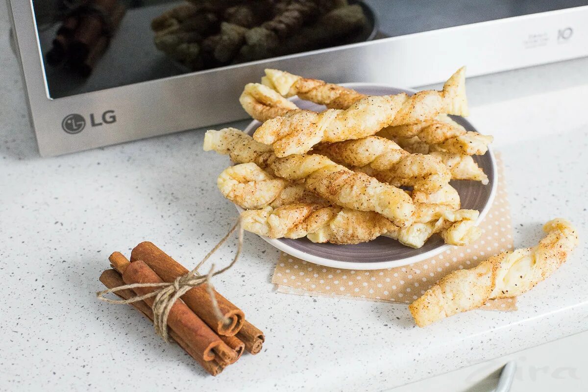 Булочка с корицей эстетика. Яблочный кекс в кружке. Булочка с корицей в микроволновке в чашке рецепт. Bayara cinnamon. Булочки с корицей в микроволновке.