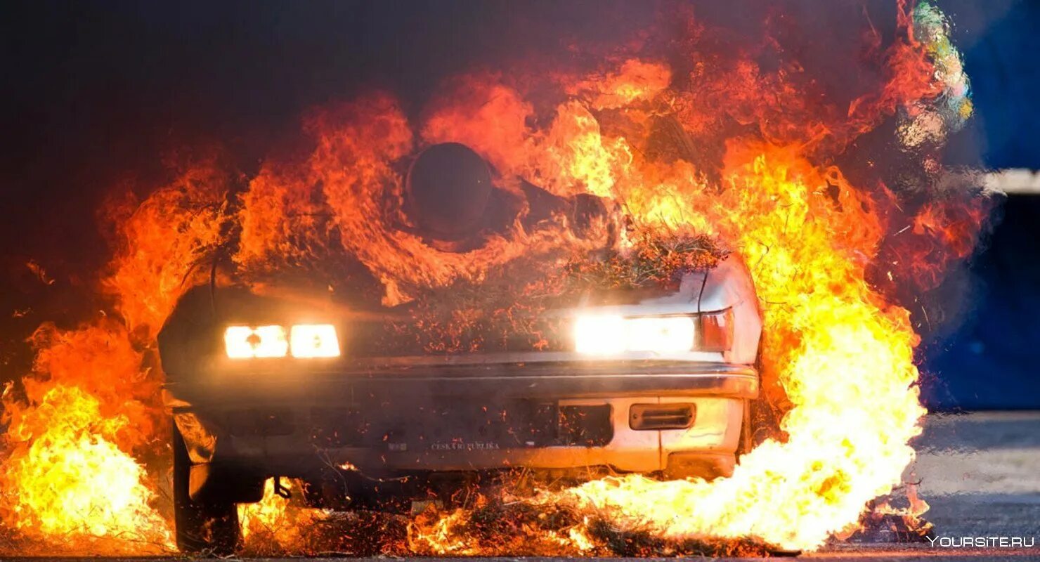 Машина в огне. Огненный автомобиль.