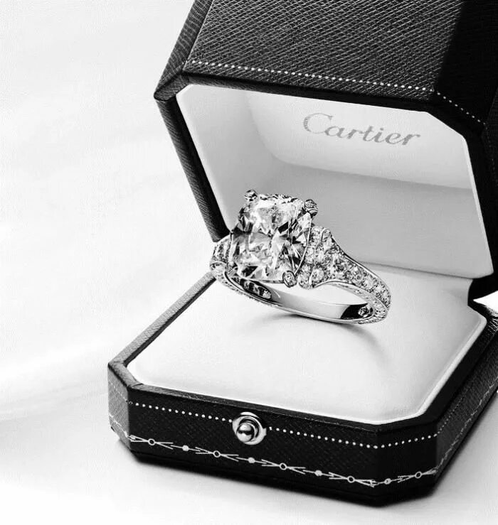 Бриллиантовое кольцо в коробочке. Красивое кольцо в коробочке. Помолвочное кольцо в коробочке. Помолвочное кольцо в коробочке. Обручальное кольцо картье с бриллиантами.
