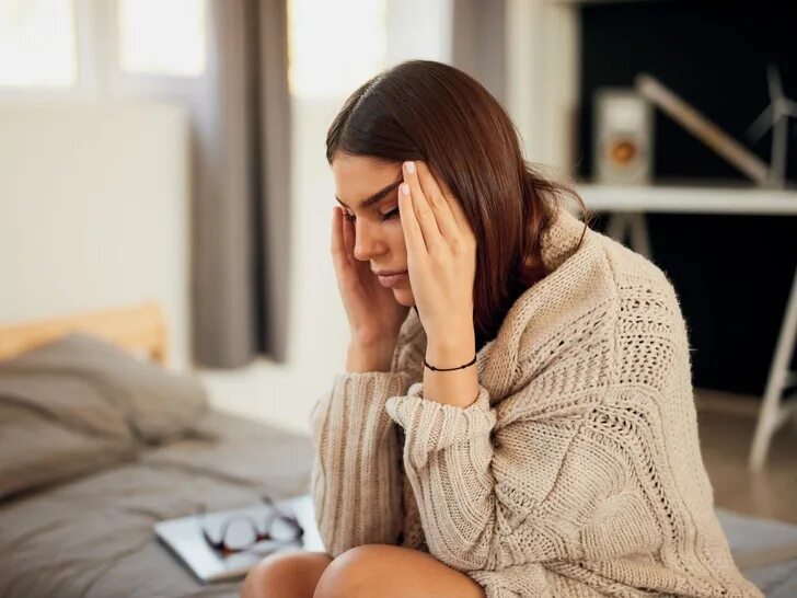 Коран об обещаниях. Причинить переживания. Человек уперся головой в стену. Причинить переживания. Чувство вины арт.