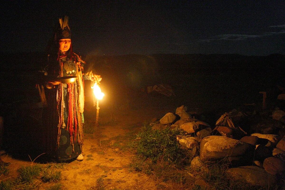 Шаман мама встань. Шаманизм в хакасии. шаманский обряд. шаман у костра. шаманский костер.