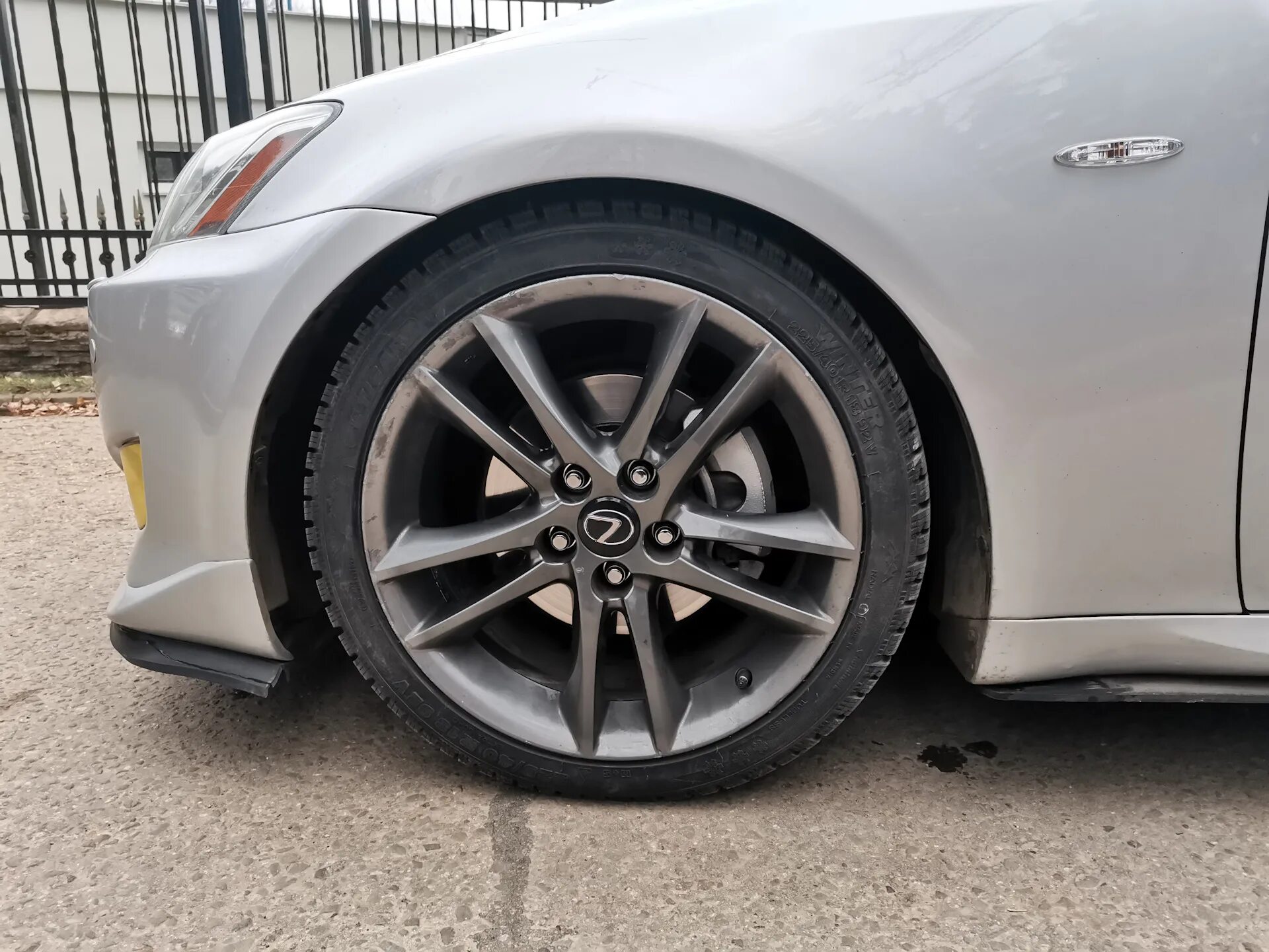 Какие диски лучше на лето. Lexus is 250 диски r17. Lexus 225 50 r18. Диски Lexus is r18. Диски Lexus f Sport r18.