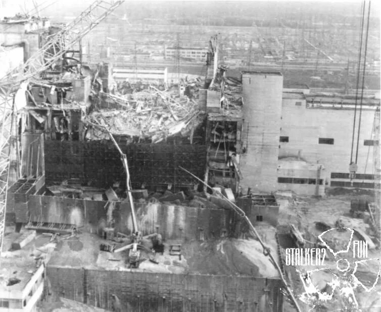 чернобыль 4 энергоблок старый саркофаг. саркофаг на чернобыльской аэс 1986. саркофаг чаэс 1986. первый саркофаг. саркофаг чернобыльской аэс старый.