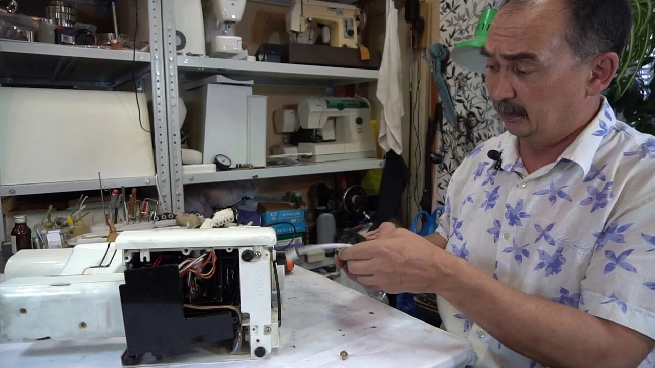 Как отремонтировать швейную машинку самостоятельно. Sewing machine repair. Швейная машинка чайка 142м. Швейная машина pfaff шестерня двигателя. Швейная машинка бразер.