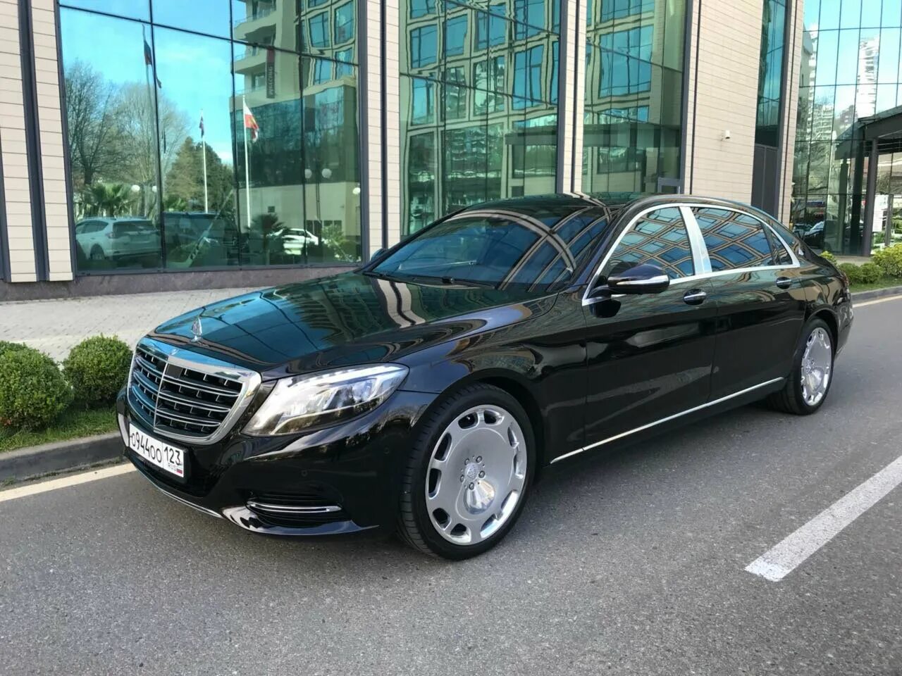 Аренда s класс. Мерседес Майбах с водителем. Мерседес Майбах Сочи. Maybach 222. Вип Мерседес Майбах.