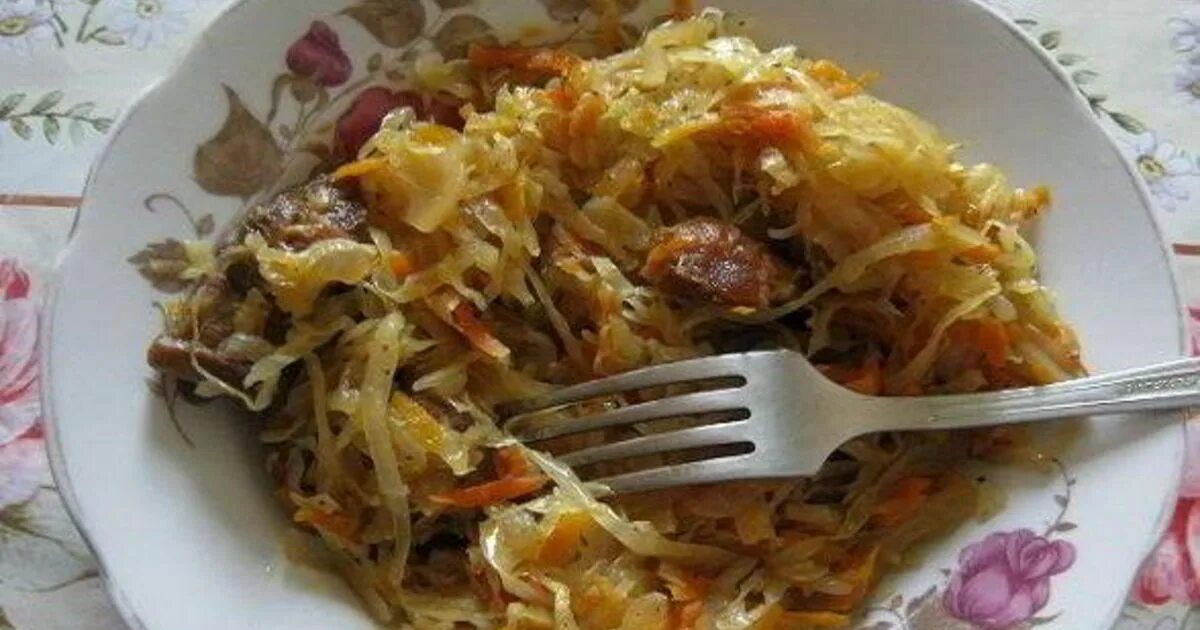 Кислая капуста с мясом. Тушёная капуста с мясом в казане. Тушеная капуста в казане. Свинина с капустой тушеная в казане. Тушёная капуста с мясом в казане с томатной пастой.