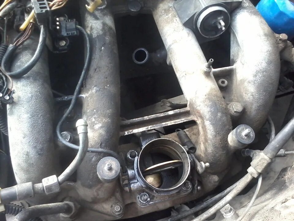 Мерседес 124 карбюратор. Датчик заднего хода мерседес т1. Играют обороты на ходу 124 двигатель. Датчик холостого хода мерседес бенц 98г. 8.