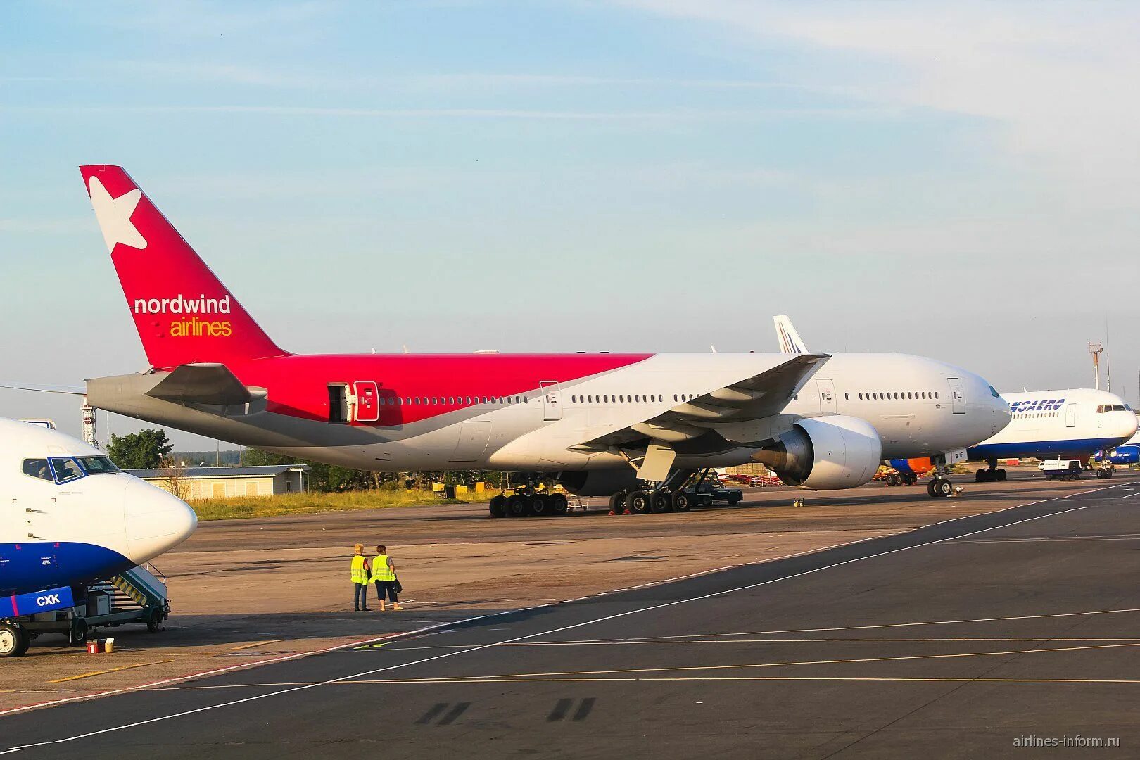 Северный ветер б. Боинг 777 Nordwind. Боинг 777-200. Nordwind Airlines Боинг 777. 777-200 Норд Винд.