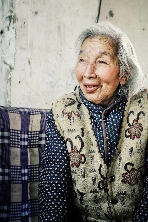Пенсионеры из китая. Китайские бабушки молодые. Grandma china. Chinese grandma. Бабушка и дедушка азиаты.