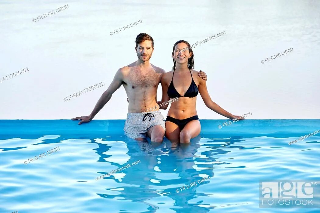 Свиминг пул песня. Wife Marc Zucerberg in swimming Pool with wife.