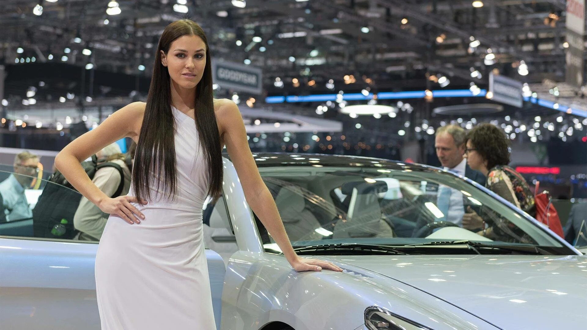 Модели автосалонов. Самые красивые девушки автосалонов. Девушки автосалона в москве. Девушки автосалонов и выставок. Модели автосалонов.