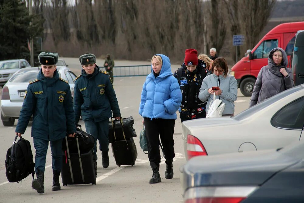 Гражданина который прибыл в рф. Беженцы МЧС. Беженцы с Украины. Беженцы с Донбасса в России. Беженцы из Украины и МЧС.