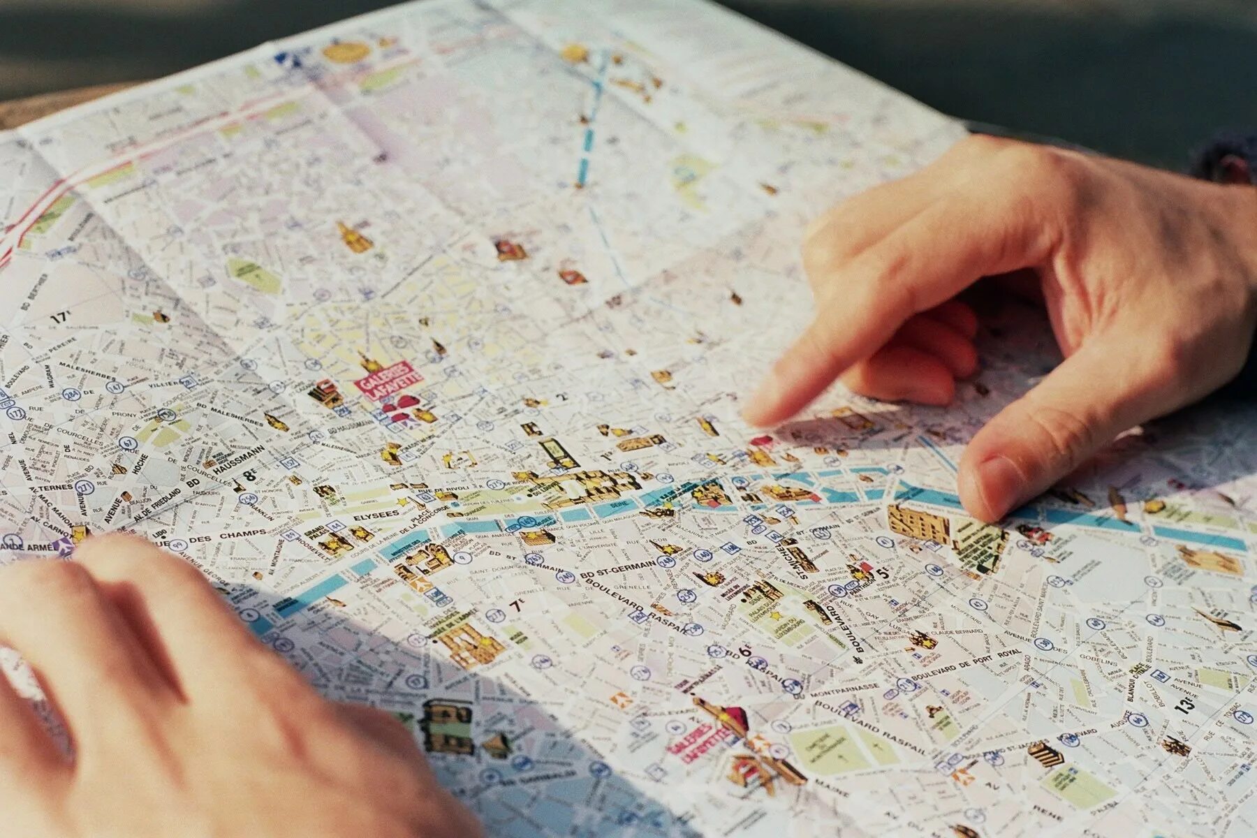 Карта туриста бумажная. Карта бумажная. Бумажная карта москвы. Сложенная карта. Бумажная карта местности.