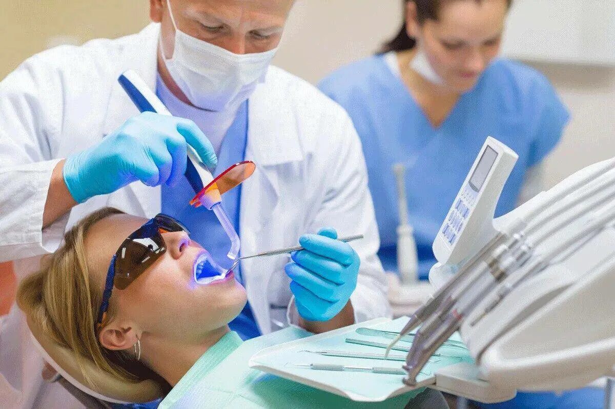 Три стоматолога. Терапевтическая стоматология. Стоматолог. Медицина стоматология.