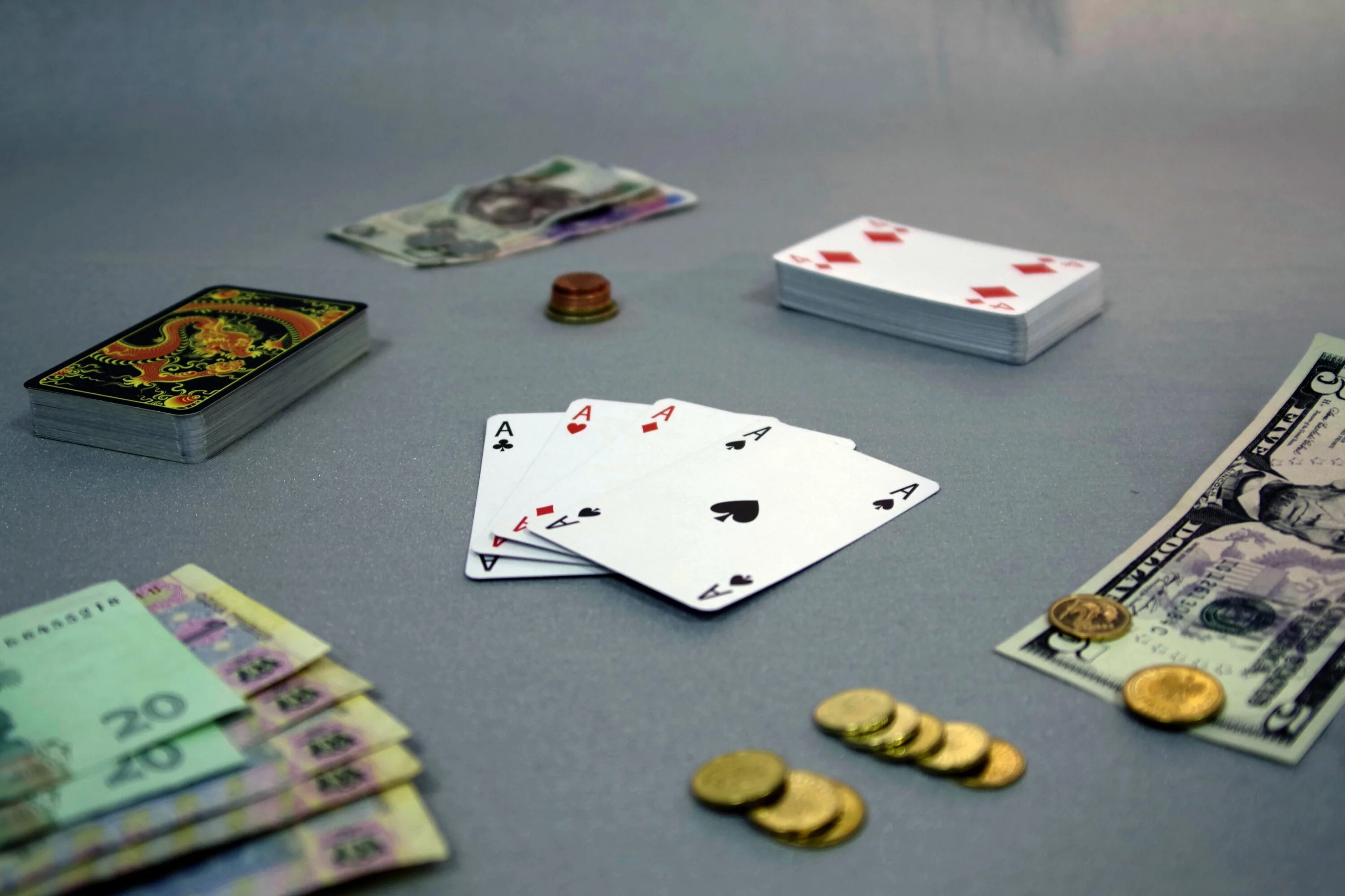 Карточные игры на деньги без первоначального. Деньги на карте. Деньги на игральной карте. Карточные игры на деньги. Казино на деньги.