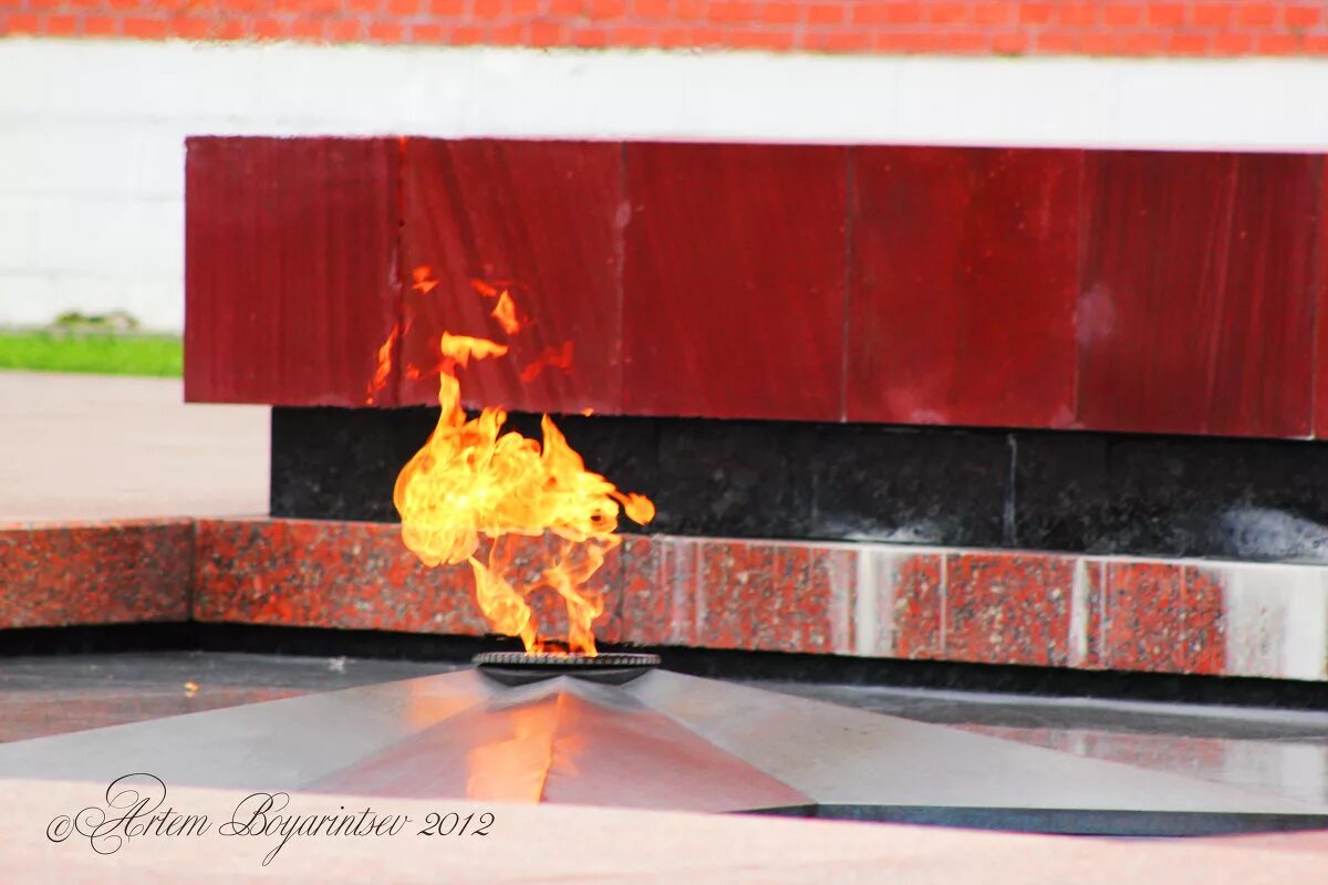 вечный огонь на красной площади в москве для детей. вечный огонь москва. вечный огонь. площадь победы москва вечный огонь. вечный огонь александровский сад.