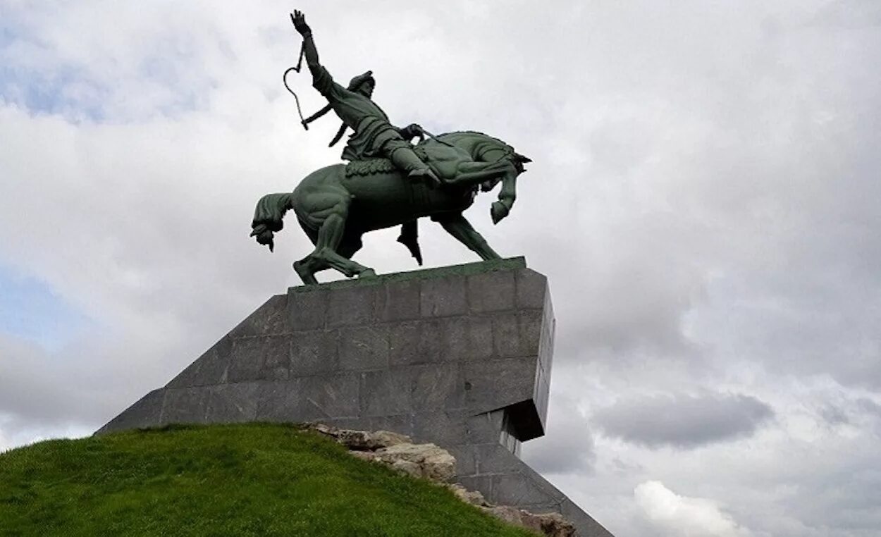 Салават юлаев памятник информация. Салават юлаев памятник в уфе. памятник салавату юлаеву. город уфа памятник салавату юлаеву. салават юлаев статуя в монголии.