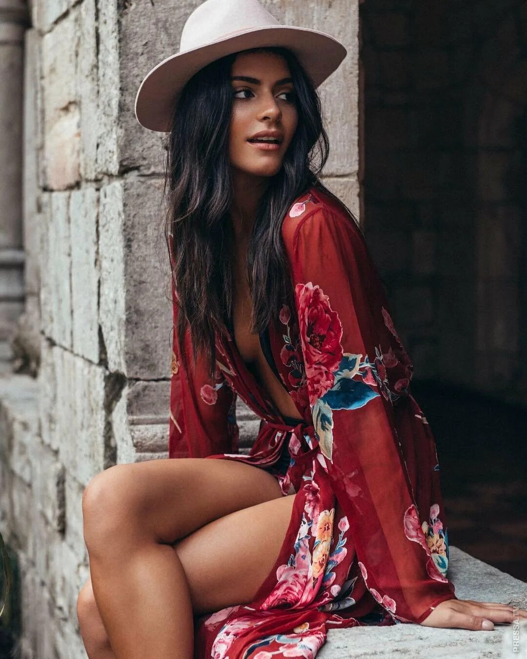 Женщина на улице. Клара алонсо 2020. Клара алонсо модель. Лас алонсо. Патриция родригез испания.