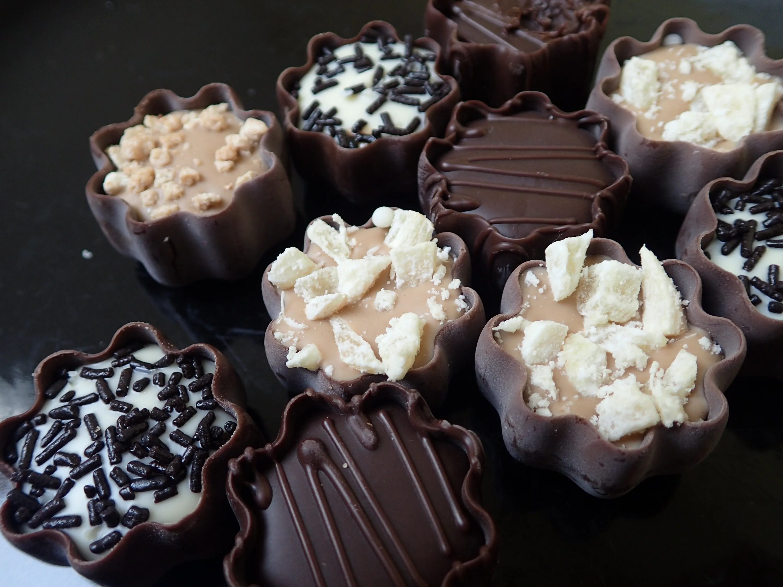 Типа пралине. Шоколад пралине. конфеты пралине. pralines шоколадные конфеты. конфеты из шоколада.