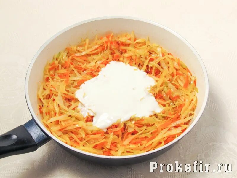 Тушеная капуста с кефиром. Капуста тушеная без масла рецепт диетическая. Пирожки с тушеной капустой. Капуста тушеная с кефиром. Капуста тушёная с тушенкой.