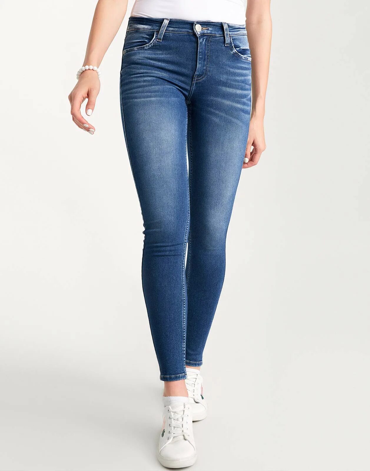 Облегченный джинсы. Обтягивающие джинсы. Облегающие джинсы женские. Обтягивающие джинсы женские. Джинсы в обтяжку женские.