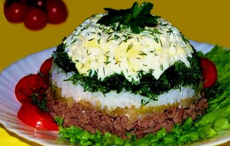 Рецепты простых салатов с куриной печенью. Салат слоёный печёнкин. слоеный салат из печени. слоеный салат с куриной печенью. салат печеночный слоями.