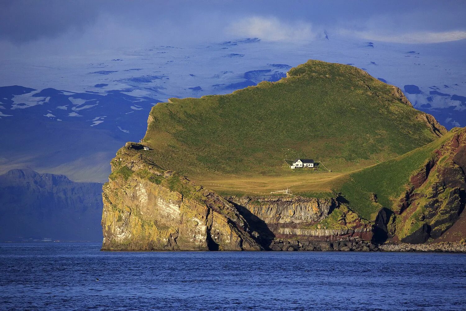 Remote island. Остров Эллидаэй Исландия. Остров Эдлидаэй в Исландии. Одинокий дом на острове Эллидаэй Исландия. Остров Вестманнаэйяр Исландия.