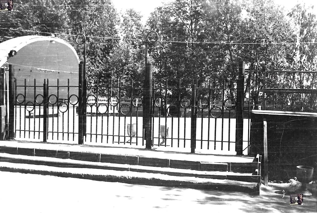 Танцплощадка в ярких огоньках слушать. Танцплощадка ссср 70х в парке. камышин парк танцплощадка. танцплощадка в останкино.