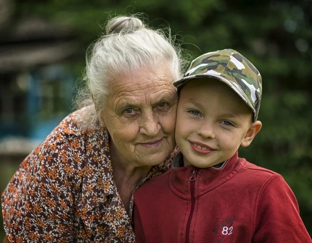 Русские пожилые мамы. Бабушка и внук. Бабушка с внуками. Бабушка и внучка. Бабушка картинка.