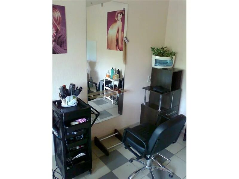 Помещение под парикмахерскую. Место парикмахера. Снять аренду под парикмахерскую. Снять аренду под парикмахерскую. Интерьер парикмахерской.