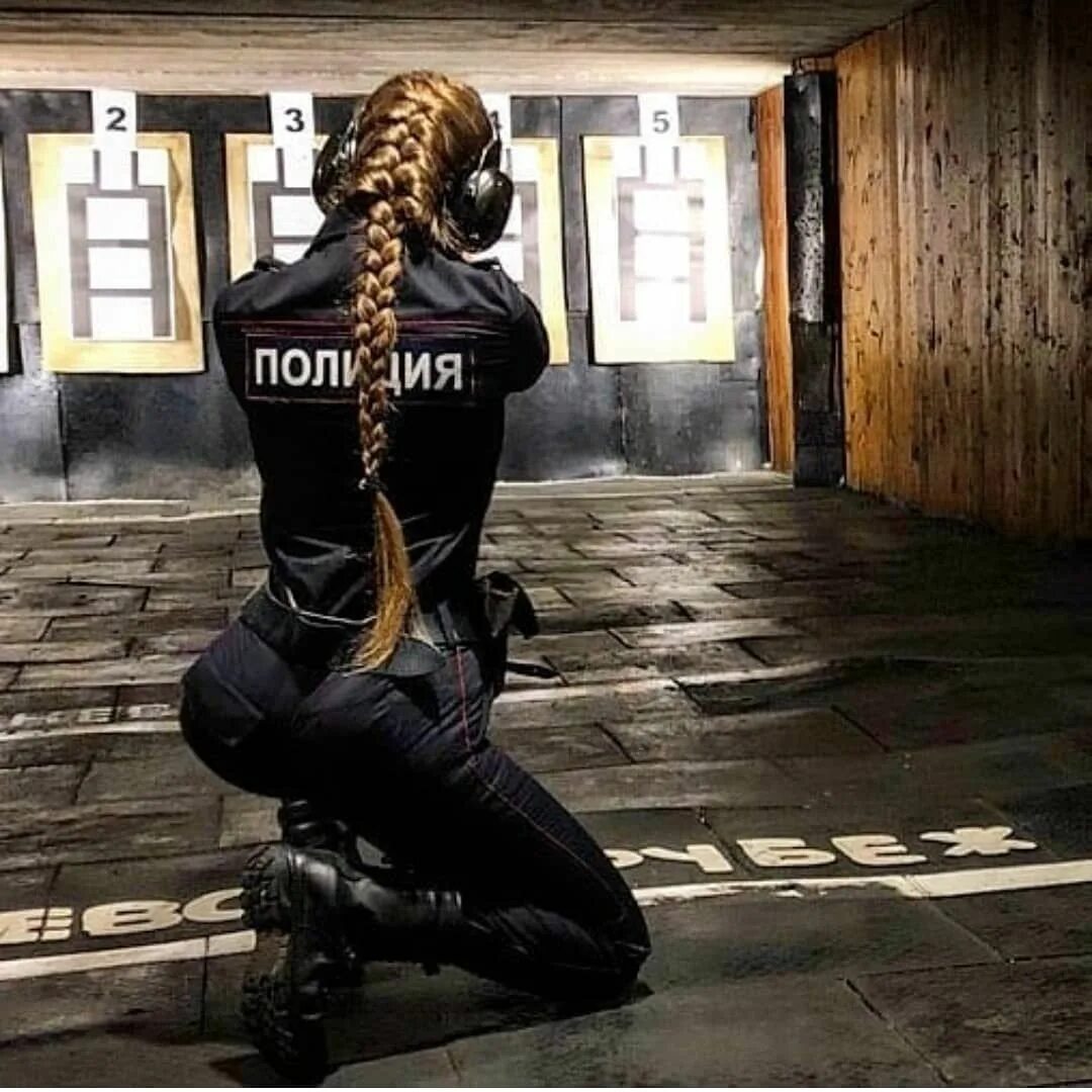 Красивые девушки полицейские. Девушка в форме со спины. Девушка в форме со спины. Девушка в форме полицейского без лица. Девушка в форме полицейского без лица.