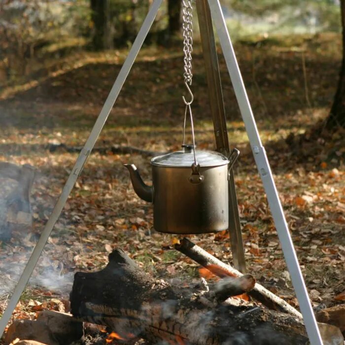 Тренога для котелка своими руками. Тренога экспедиция для костра. подставка-решетка для костра с крюком для котелка mustang blacksmith 291194. походная тренога для котелка. походный чайник для костра.