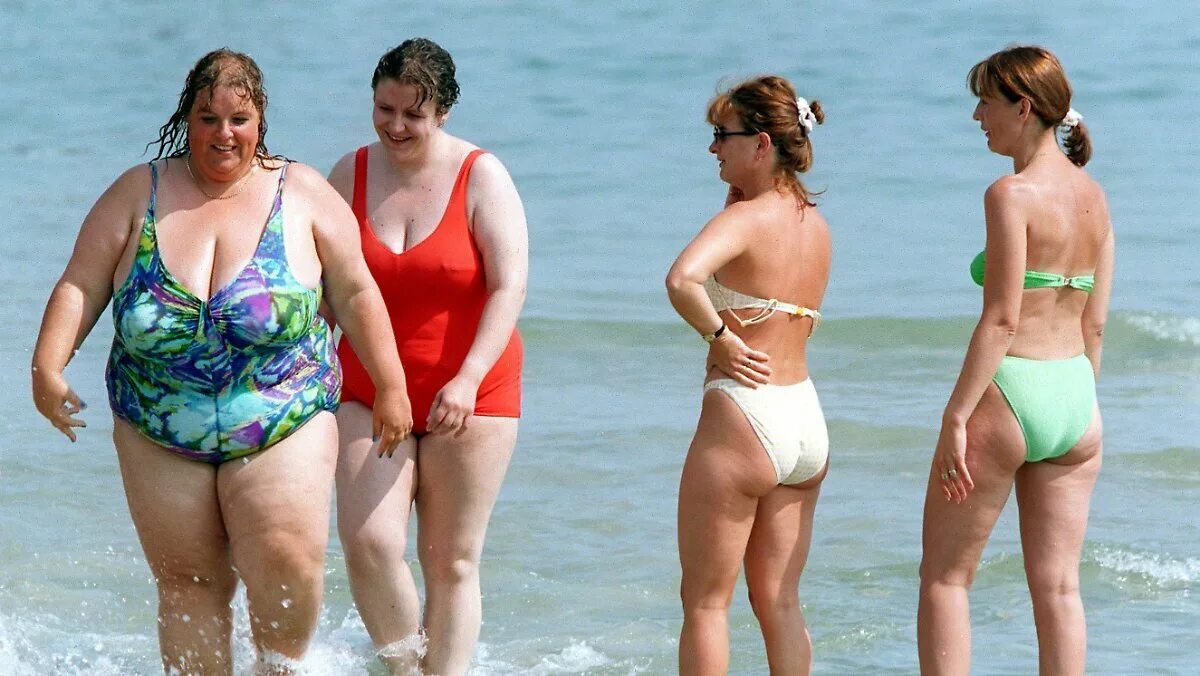 Толстухи на пляже. Толстухи вкупальникае. Толстушки в купальниках. Полные женщины на пляже.