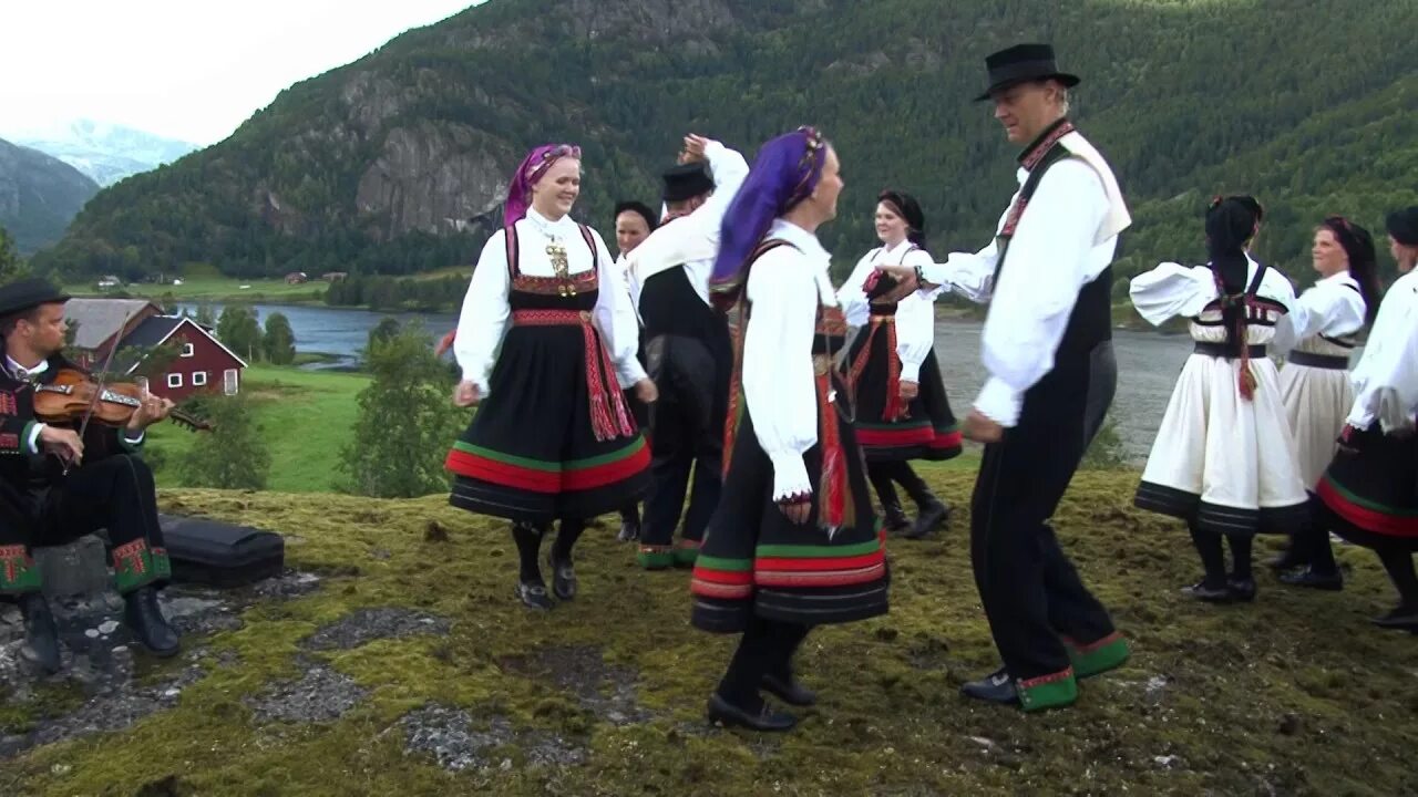 Норвежский музыкальный фольклор. Норвегия хардингфеле. Швейцарский народный инструмент. Gustav wentzel. Норвежский народный танец халлинг.