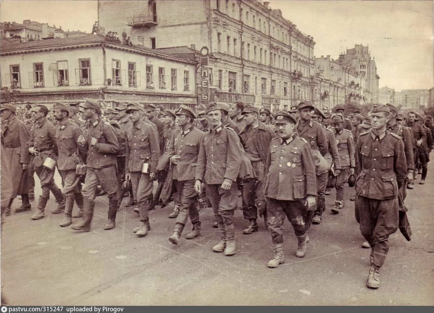Марш пленных немцев по москве в 1944. Плена москва. Парад военнопленных немцев в москве 1944. Марш пленных немцев по москве в 1944. Парад пленных немцев в москве 1944.