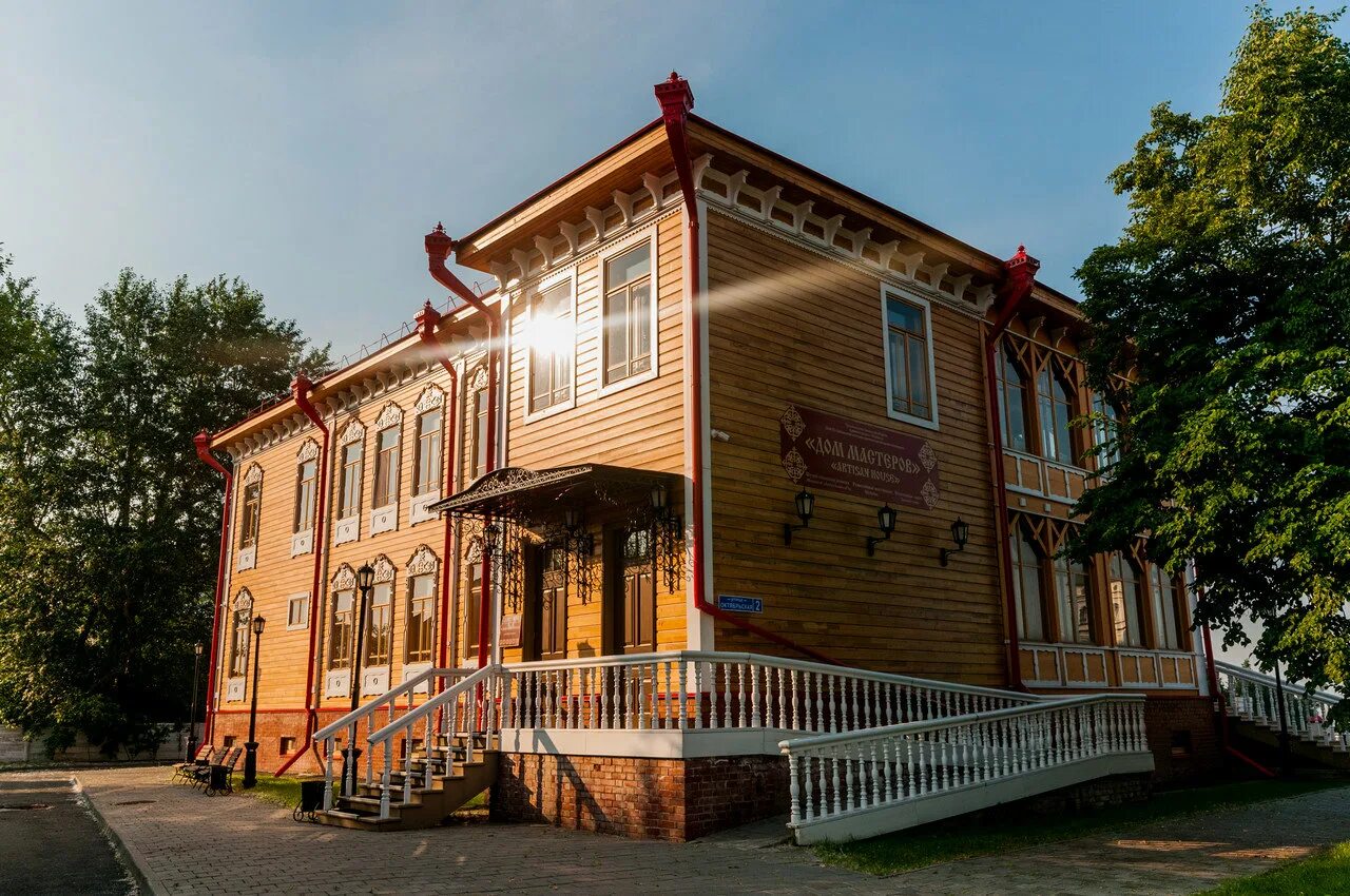 Кирова 10 тюмень дом привалова. Кирова 10 тюмень дом привалова. Дом мастеров тобольск музей сибирских. У музея сибирских промыслов и ремесел в тобольске. Кирова 10 тюмень.