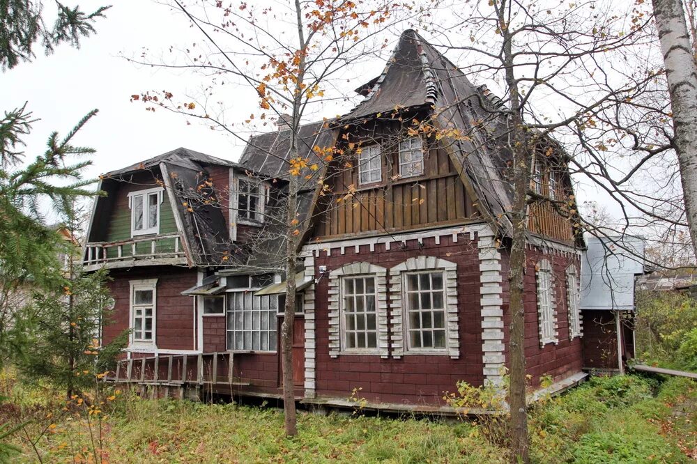 Участки со старыми домами. Красивый дом в деревне. Участки со старыми домами. Дача в лесу. Огород и сад в деревне.