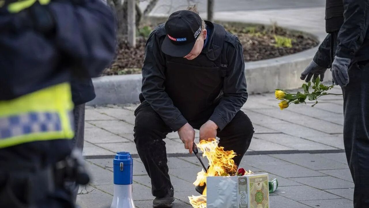 Расмус Палудан. Расмус Полудан Коран. Расмус Палудан сжег Коран.