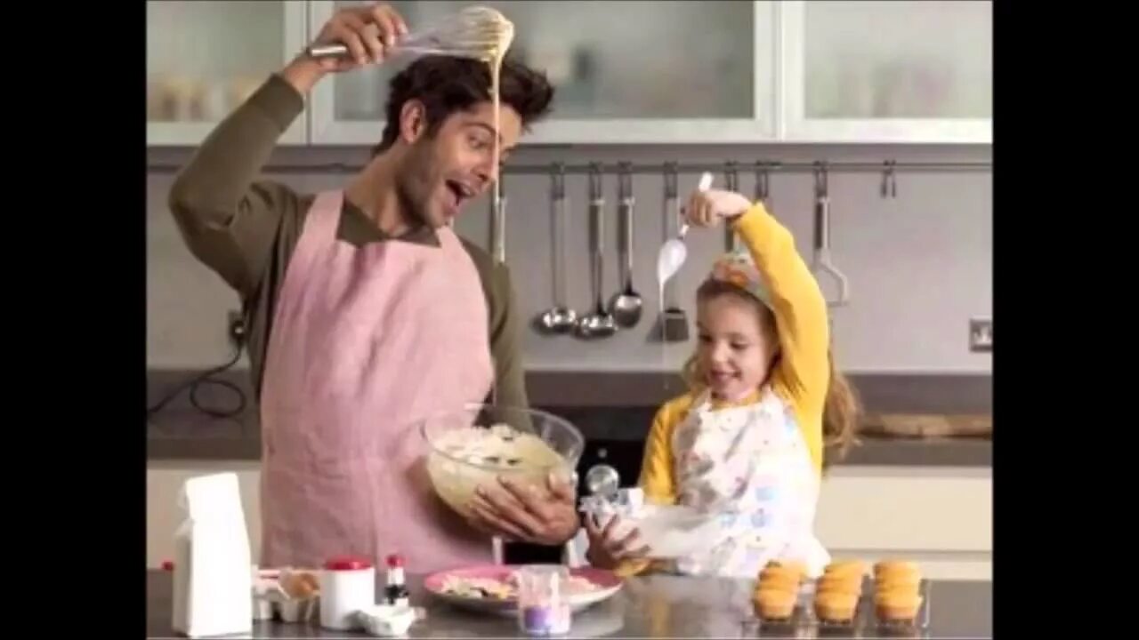 Дочки дают отцам на кухне после приготовления пищи