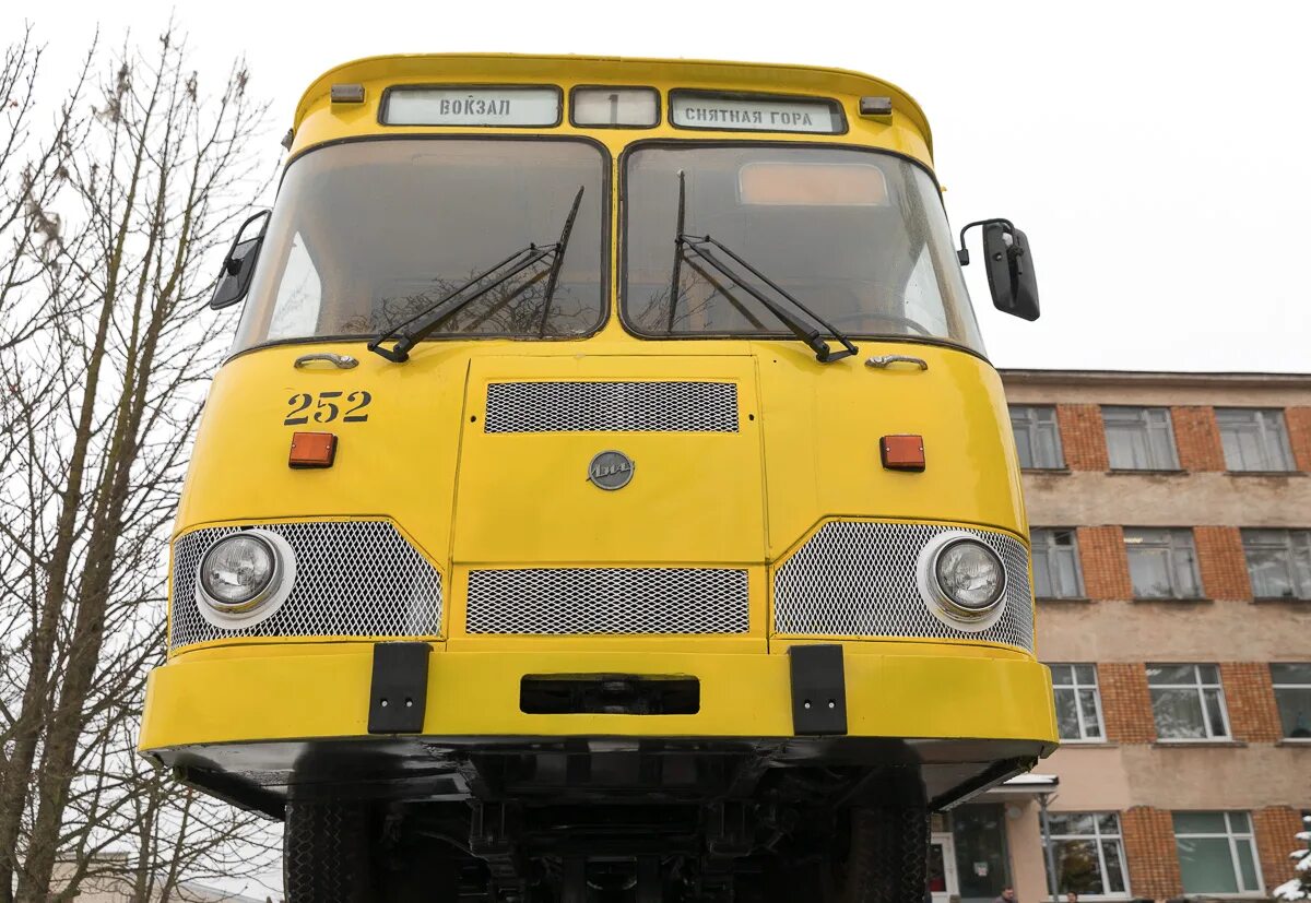 Монумент автобус. Памятник автобусу псков. памятник автобусу труженику. работяга в автобусе. памятник автобусу труженику в вышнем волочке.