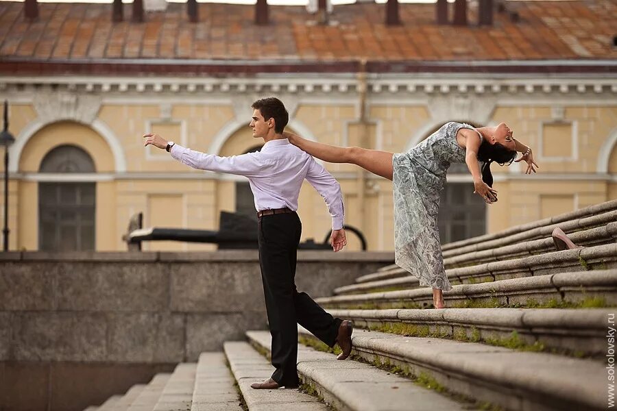 Танцует перед школой. Фотосессия танец. Танцоры на улицах Питера. Постановочная фотография.