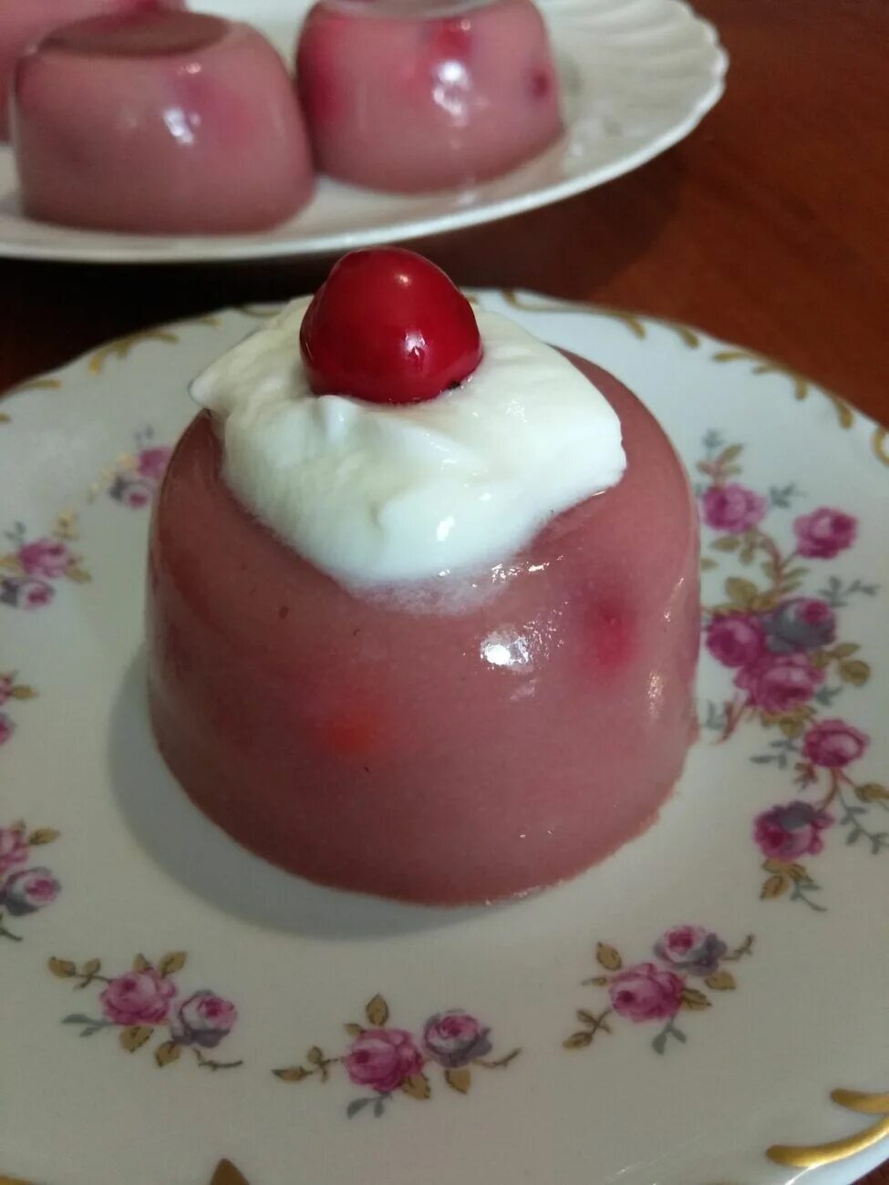 Манный пудинг с ягодами клубники
