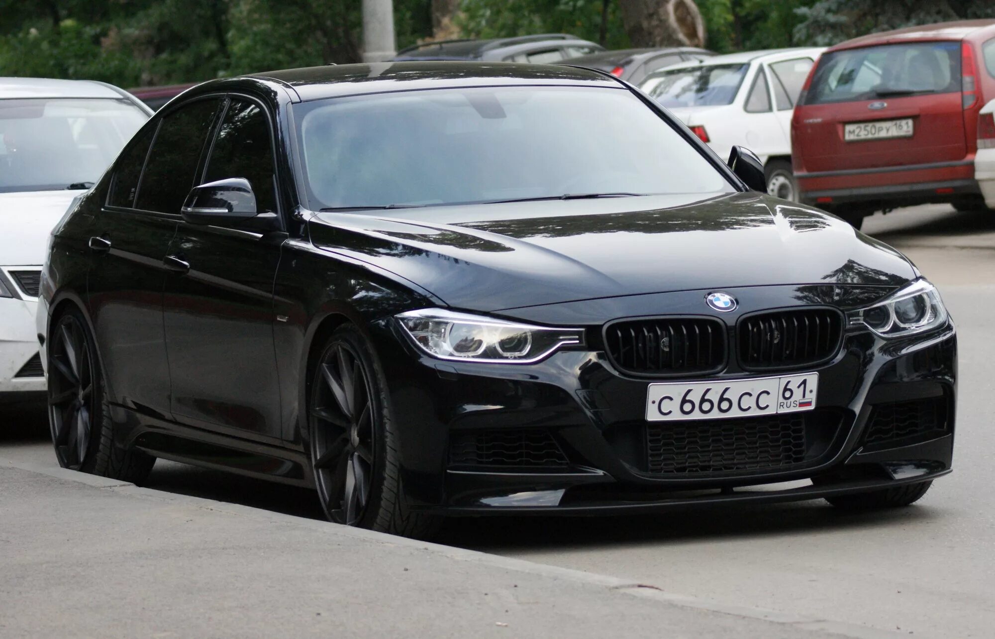 На блатных номерах катит бэха. BMW f10 666. БМВ м5 777 черная. BMW m5 666 163. БМВ м5 333.