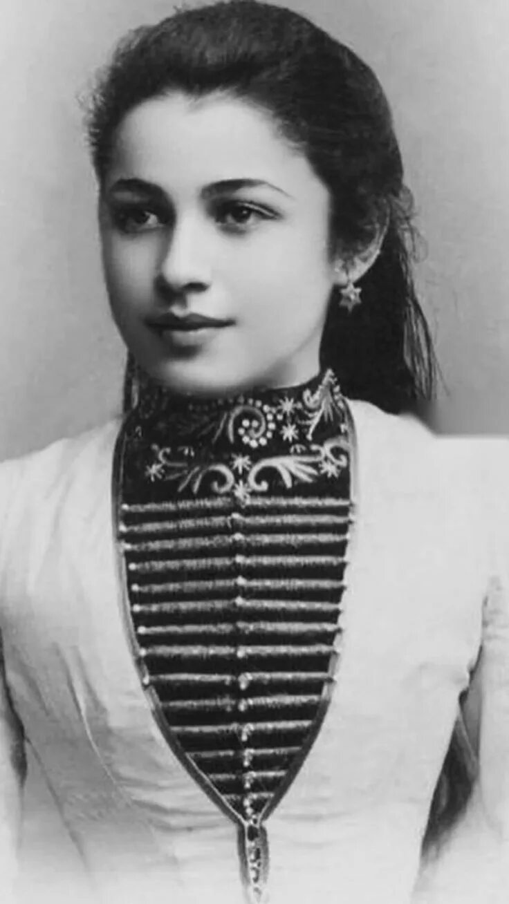 Осетины 19 века. Горский танец лезгинка. Осетинская горская. Осетинка девушка. Осетины фото.