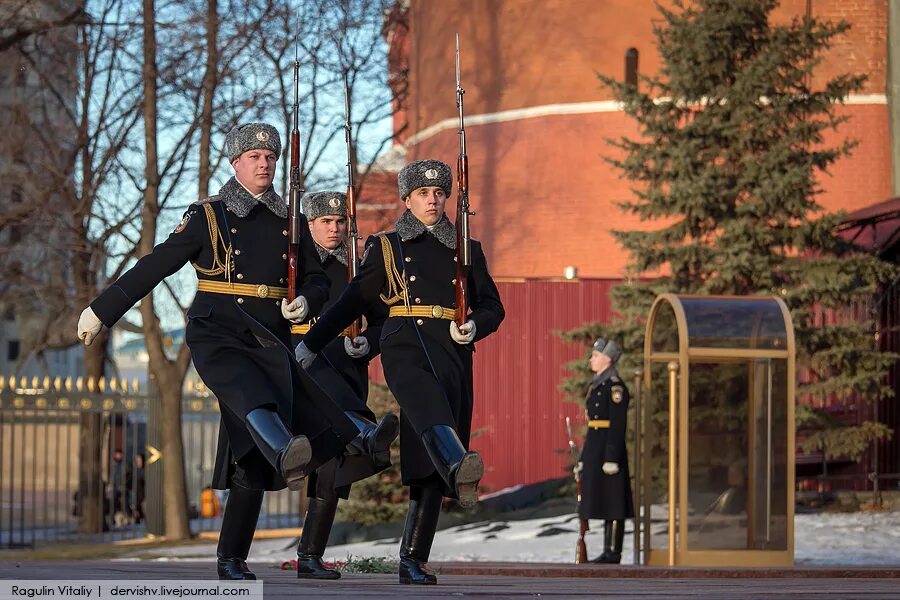 Первый пост в группе. Президентский полк Почетный караул. Почётный караул у вечного огня в Москве. Почетный караул, Москва, Александровский сад.