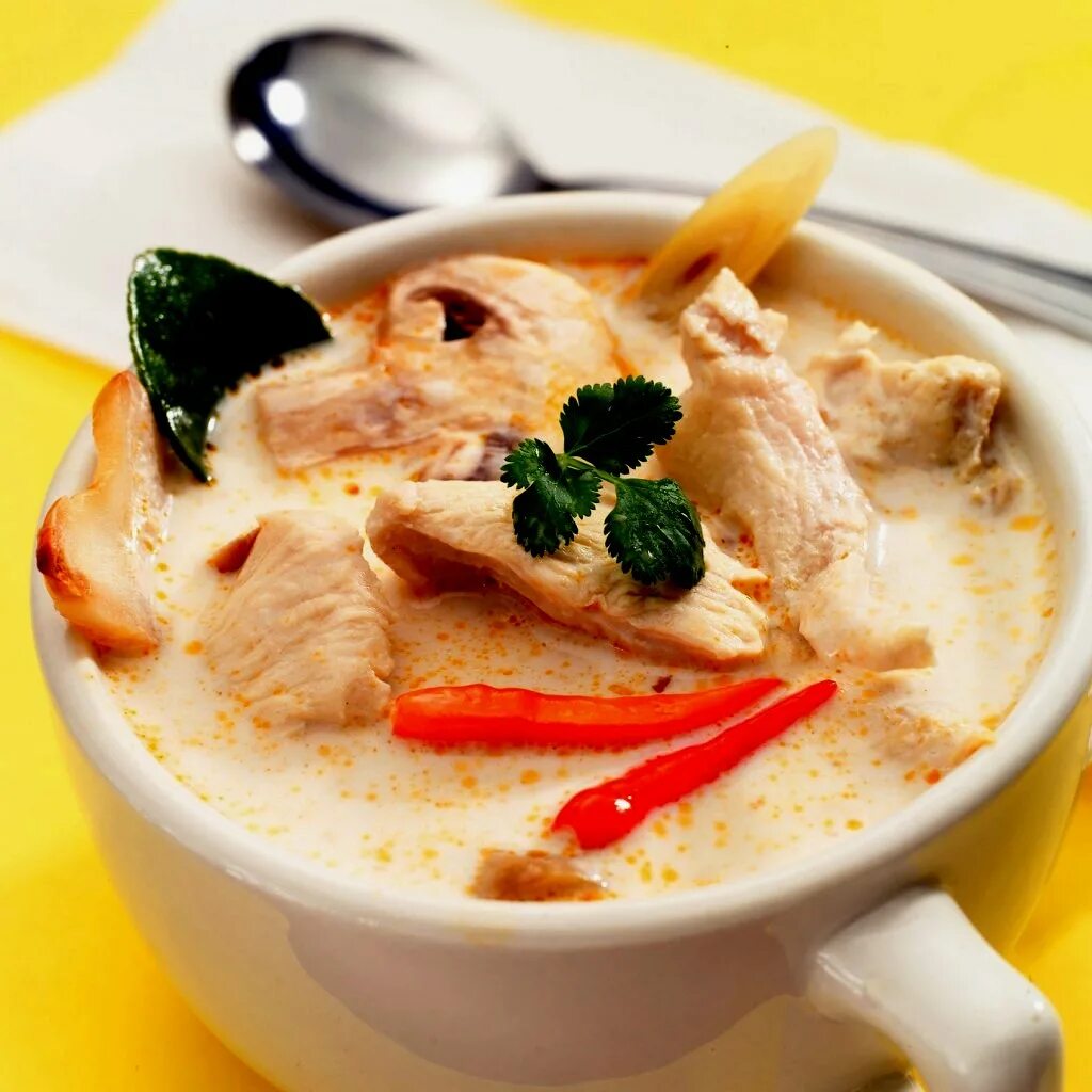 Тайский том кха. Том кха кай с курицей. Том кха с курицей. Том кха с цыпленком в кокосе. Суп том кха с курицей.