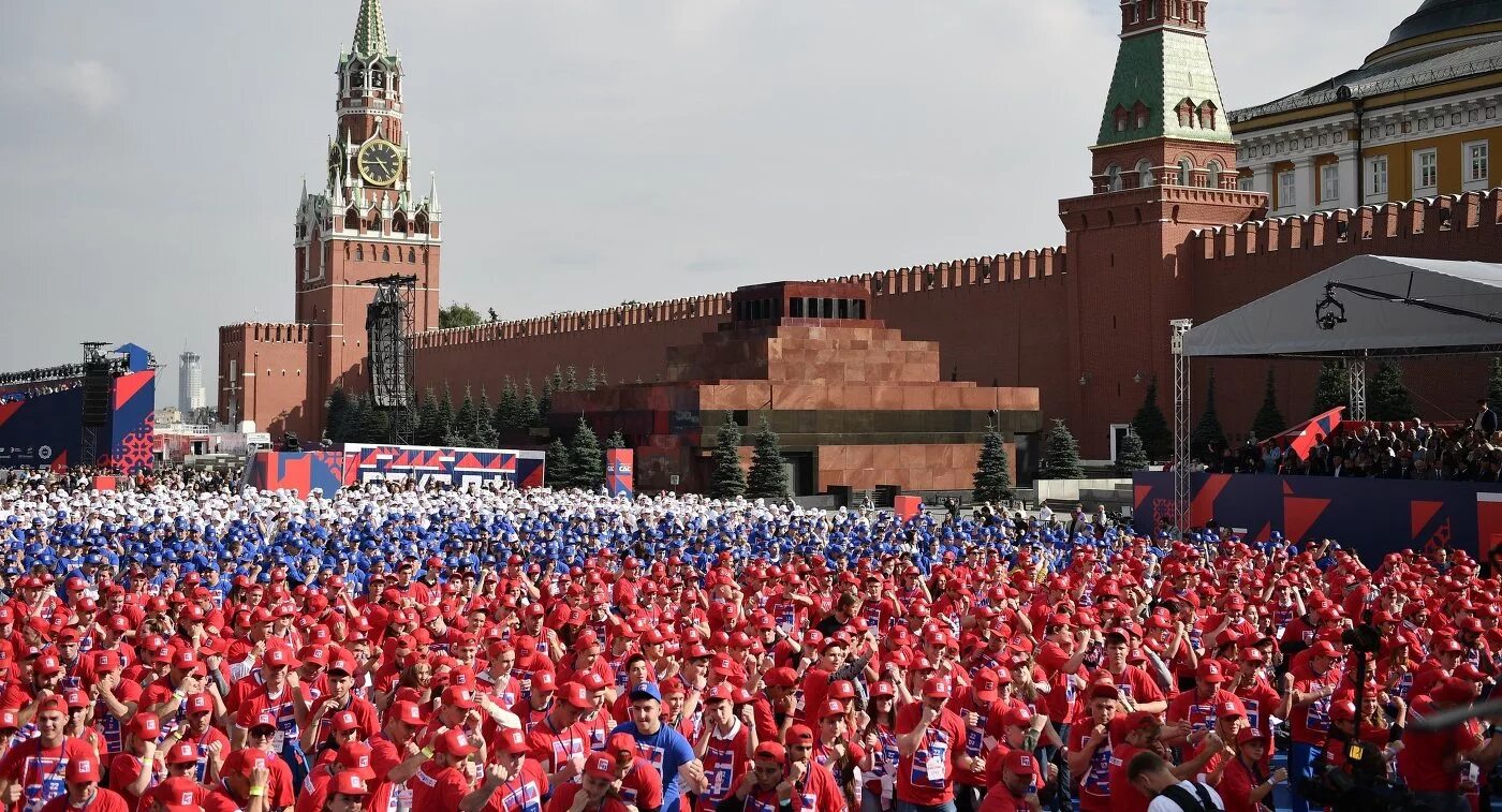 Россия красные 20. Народ на красной площади. Красная площадь много людей. Люди на красной площади. Русские на красной площади.