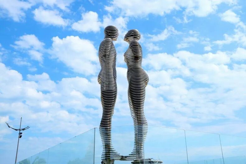 Статуя «али и нино» в батуми, грузия. Нино и али в батуми фото. Грузия батуми нино и али. Скульптура любовь. Памятник али и нино.