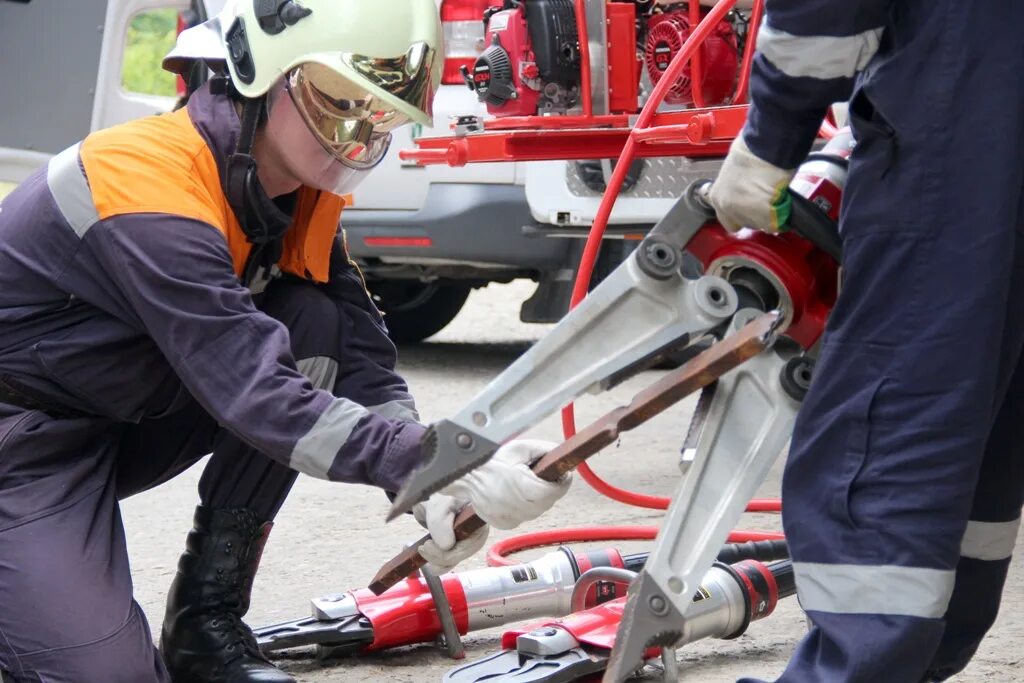 Гидравлический аварийно-спасательный инструмент простор. Аварийно спасательный комплект ермак. Оборудование для спасательных работ. Снаряжение спасателя мчс. Спасательный комплект descent 20.